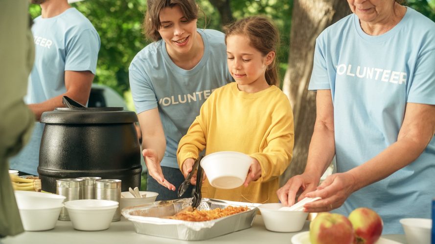 Volontari e famiglie alla festa